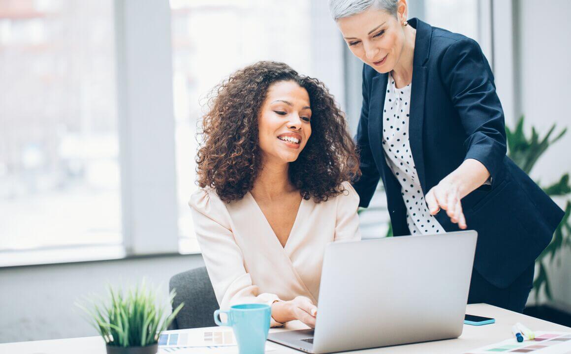 A member of the leadership team giving feedback to a fellow employee